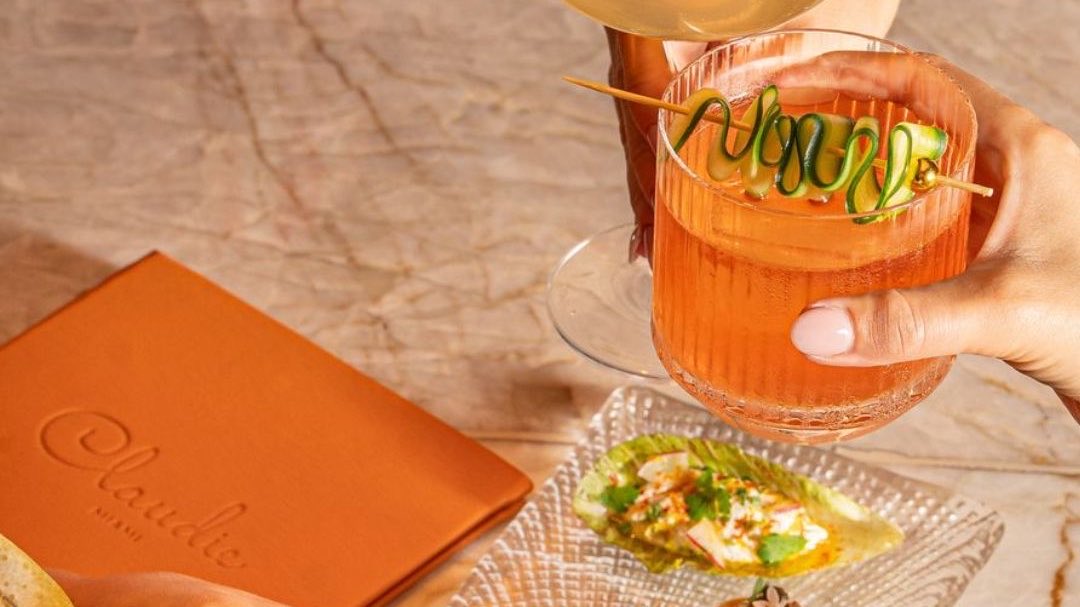 DigestMiami's tweet photo. From Brickell rooftops to Fort Lauderdale waterfront lounges, these South Florida happy hours are worth planning your evening around. 🍸✨  

Explore the full roundup now at https://t.co/V4hLtkzcHQ https://t.co/RNJtn8JgTS