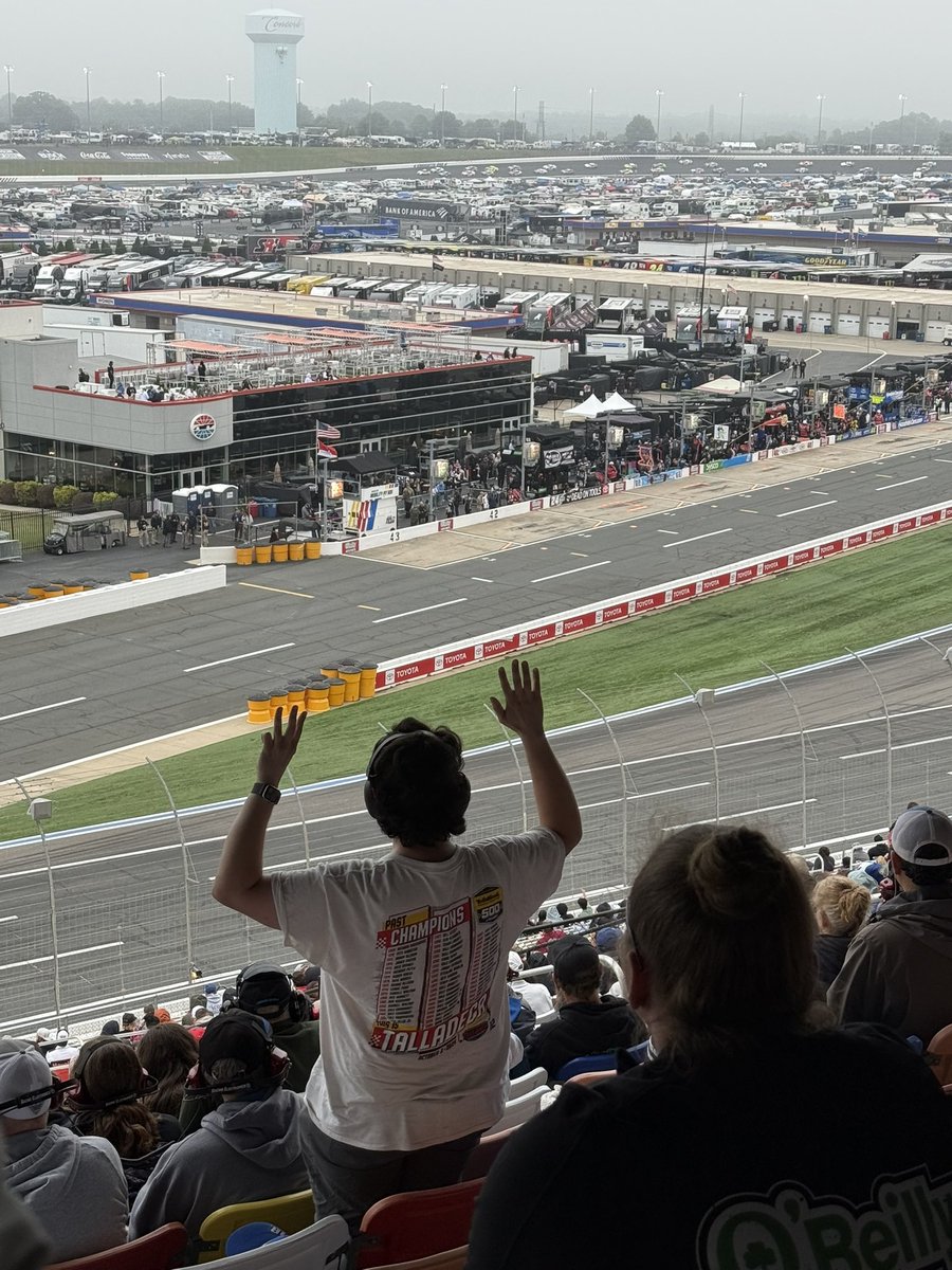 JackPharis's tweet photo. Lap 8 of the O’Reilly race. #KFB @jeff_gluck @Devin_Kupka https://t.co/9411hdtHte