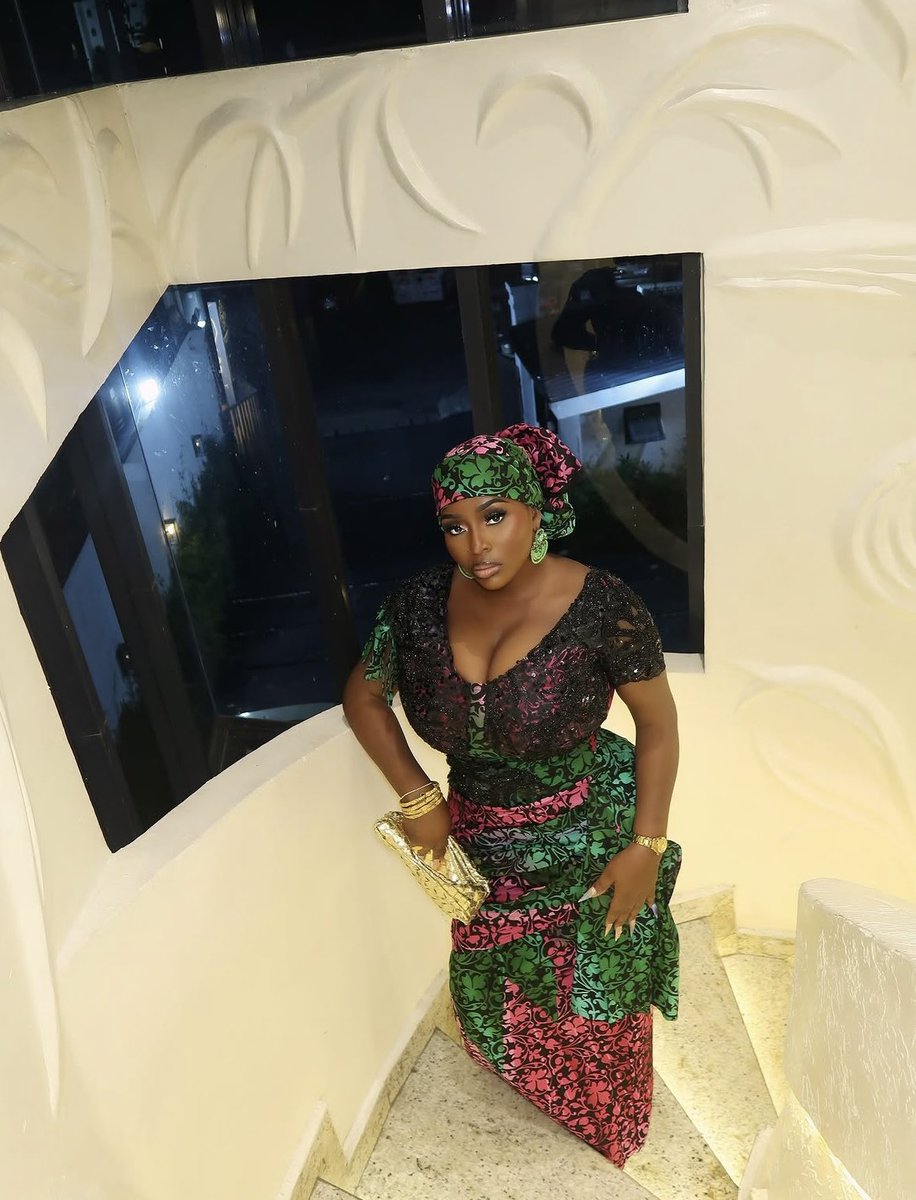 Ebony_choco's tweet photo. Happy birthday to my beautiful queen Tee @omohtee21 , thank you for every beautiful moment and for always supporting me 💗.  I hope you have the best year sis ✨✨💕. https://t.co/hCM3CwuyLQ