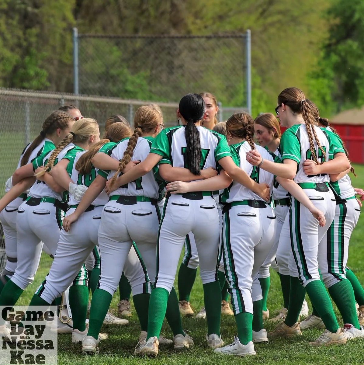 Layla_Carreon29's tweet photo. This freshman season flew by, but I am so happy with the way our team grew throughout the year💚🖤This year presented me with the chance to show up for my team in all the ways I could. Some games I would catch, others I would play third, and I even got a new experience playing shortstop for the first time ever🎉Although we may have lost sooner than we planned, it was a great year with a great set of teammates. Throughout the year, I learned that you have to be ready to show up everyday, even on the days you’re struggling because you don’t have time to take a break. I am so grateful for the all of the opportunities I was presented with this year, and all of the ways I was given to improve! Also, I am very grateful to receive Honorable Mention in our conference alongside many talented players❗️Now it’s time to finish up the school year📚✏️ and have an amazing summer season! Let’s go TEP!!💙🖤

🎥 Highlights below ⬇️

@WBLadyWarriors @WarriorsWB @premier_29 @OilerPride22 @BallStateSB @CoachPena_BSU @avrey_steiner @FSU_Softball @Coach_Alameda @HerdSB @mzerkleee @RMUSoftball @CoachJexx_RMU @ZipsSB @nix131313 @WalshUSoftball @kwoolf42 @JohnCarrollSB @CoachScibelli @YSUSoftball @UMU_Softball @LineDsoftball @ExtraInningSB @PrepSoftball @SBRRetweets @TOP_D1RECRUITS @SoftballDown @YSNLive_com @AHartwig01 @KSUTuscSoftball @ToledoSoftball @UNGSoftball @ETSUSoftball @HCSBCHARGERS @ScoutUrecruit @GCRhinosSB