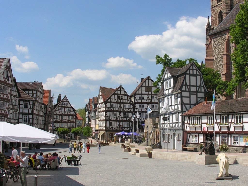 reiner_mikael's tweet photo. Die Wiege der Reformation Hessens steht in Homberg (Efze).
Mit Bedacht wählte Landgraf Philipp, dem direkt auf dem Marktplatz ein Denkmal gewidmet ist, die Stadtkirche St. Marien in #Homberg als Tagungsort für den Landtag vom 21. bis 23. Oktober 1526. Diese als Homberger Synode bekannte Ständeversammlung beschloss die Einführung der evangelischen Religionsausübung für die Landgrafschaft (Reformation). Von hier aus nahm die Reformation in Hessen und Westeuropa ihren Lauf.
Rechts im Bild ist ein Teil der Stadtkirche St. Marien zu sehen, in der 1526 die Homberger Synode stattfand.