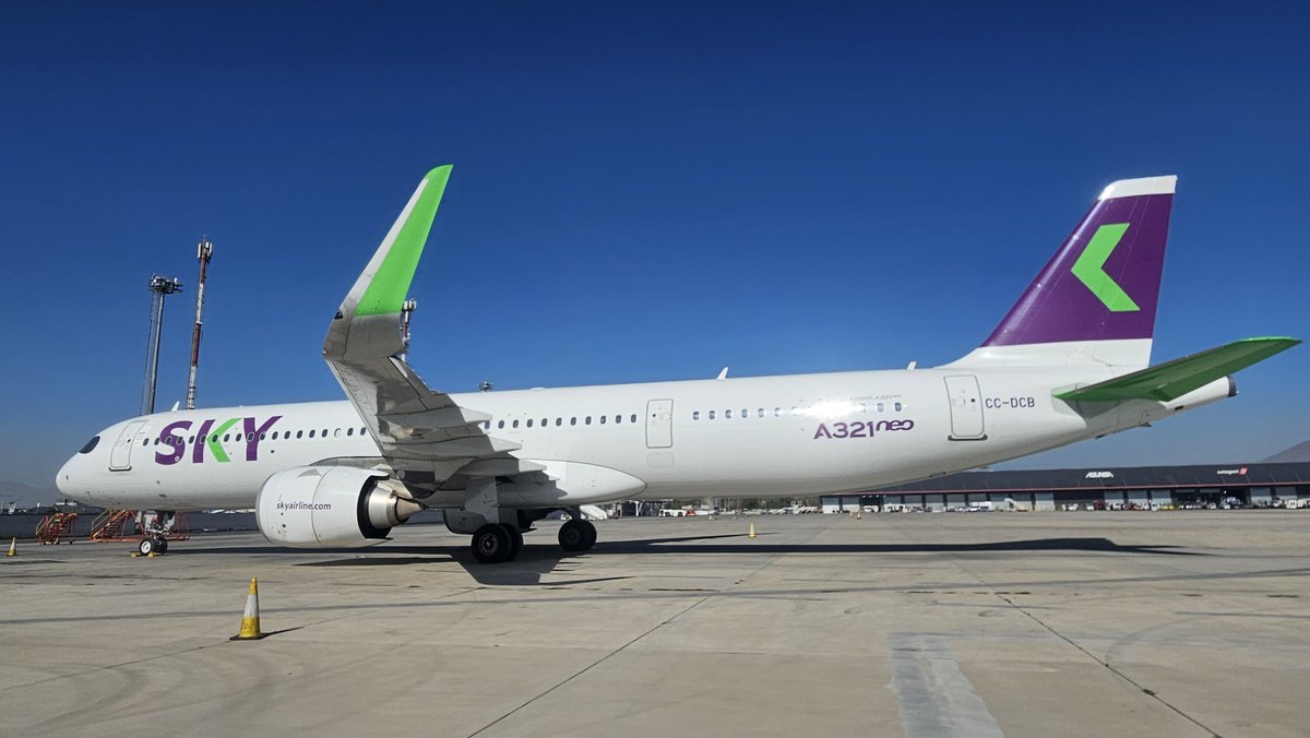 AeropuertoStgo's tweet photo. ✈️📸 #SpotterTime: Hoy capturamos con nuestro lente al A-320 NEO de @SKYAirline_CL la aerolínea que te conecta de norte a sur en Chile y con las principales ciudades de la región. ¿A cuál destino has viajado con ellos? https://t.co/3DcU9xJzYK