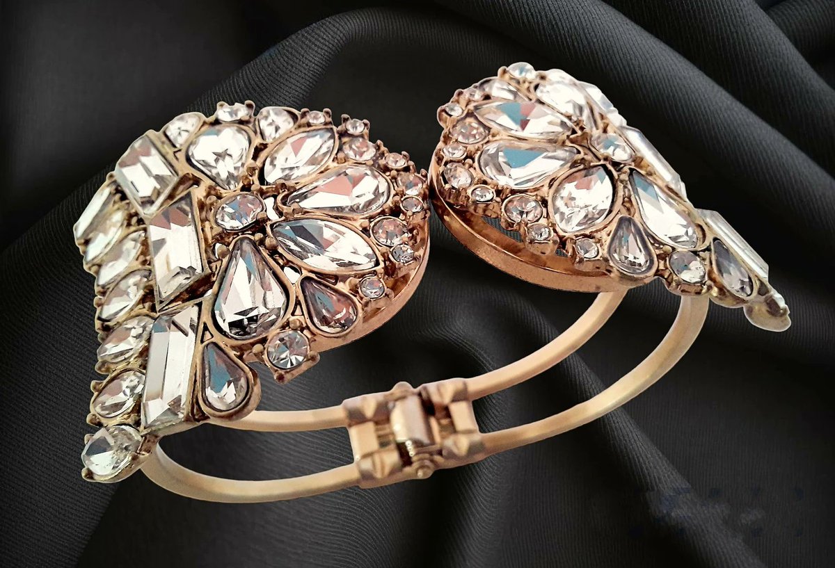 renaissancefai's tweet photo. Clear Rhinestone Wide Bracelet Clamper, Sparkly, Various Cuts, Gold Tone Vintage
https://t.co/voZyNDC3lV?
#bracelet #clamper #hinged #vintage #clear #rhinestones #ArtDeco #goldtone #glamour #Hollywood #teardrop #baguette #sparkle #glitter #evening #extrawide #Weiss #Juliana https://t.co/Z3hCNfScFK