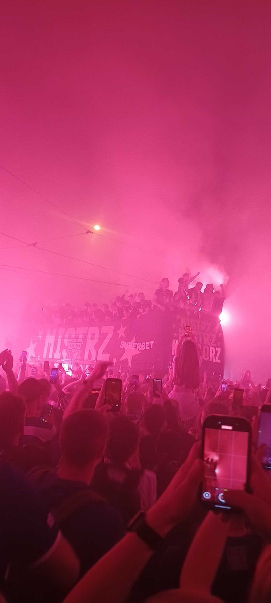 P_Masakra's tweet photo. Tak oto piłkarze i kibice Kolejorza świętują swój kolejny tytuł mistrzowski! 

#Lech #LechPoznań #Ekstraklasa https://t.co/8JmYHx7RhN