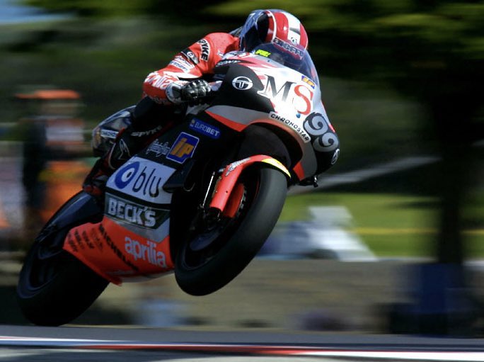 ducatikey's tweet photo. @bgmotogp @Michelin_Sport That was a helluva race, 3 Italians battling it out, looking like a 1-2-3… then Rossi fell going into the final lap, Biaggi attacked Loris, snatched the lead &amp; also fell meaning McWilliams took 3rd on the little Aprilia RSW500 v-twin

The last two years of the 500’s were amazing https://t.co/0oDxu6V2Y3