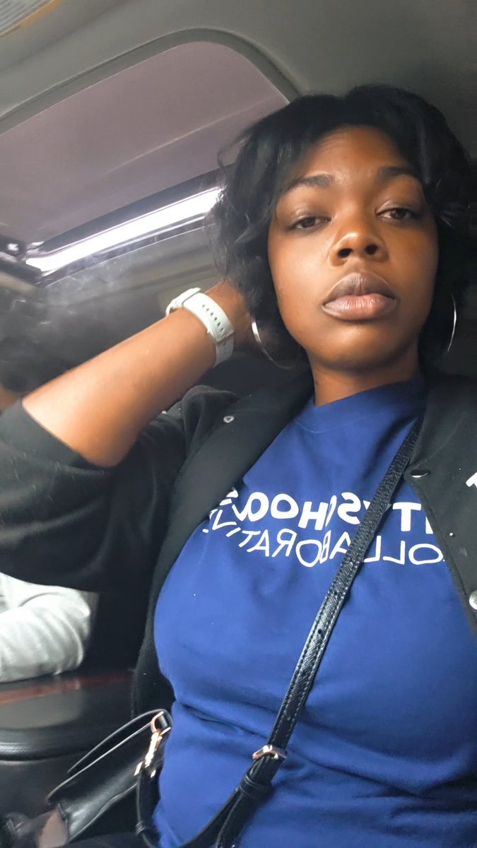 NoKitAllKat's tweet photo. Watch out for those buses ❤️ https://t.co/ZXp5FXtpZL