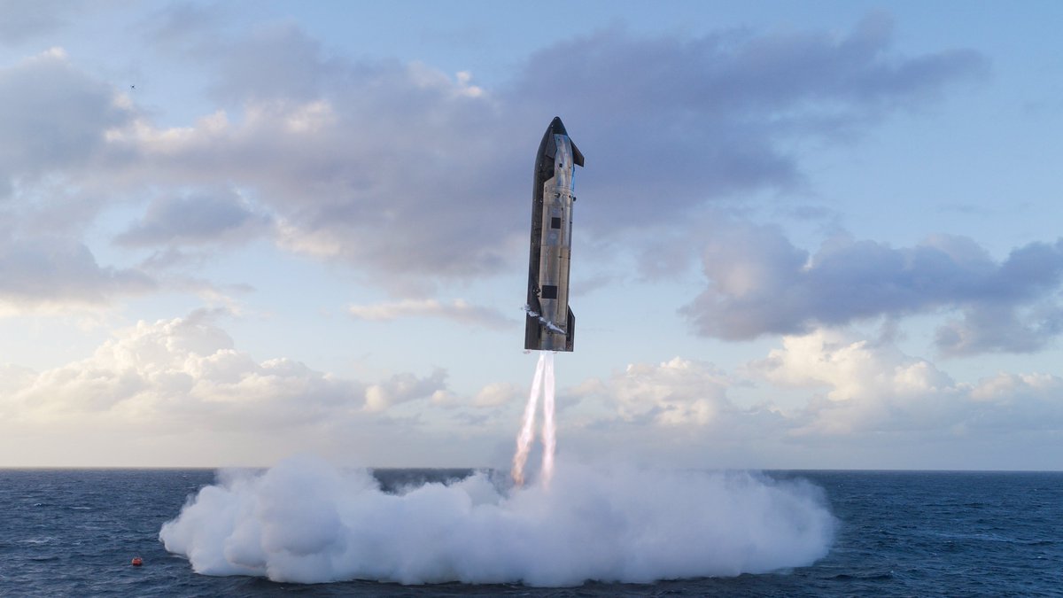 PallottaPedro's tweet photo. ESPETACULAR: CHEGADA DO STARSHIP APÓS IDA AO ESPAÇO!
A SpaceX soltou uma imagem digna de papel de parede, mostrando o Starship durante sua manobra de pouso. 
O Ship 39 conseguiu fazer o retorno com sucesso, e explodiu após tombar e bater no Oceano. https://t.co/jNmd0mBoEd