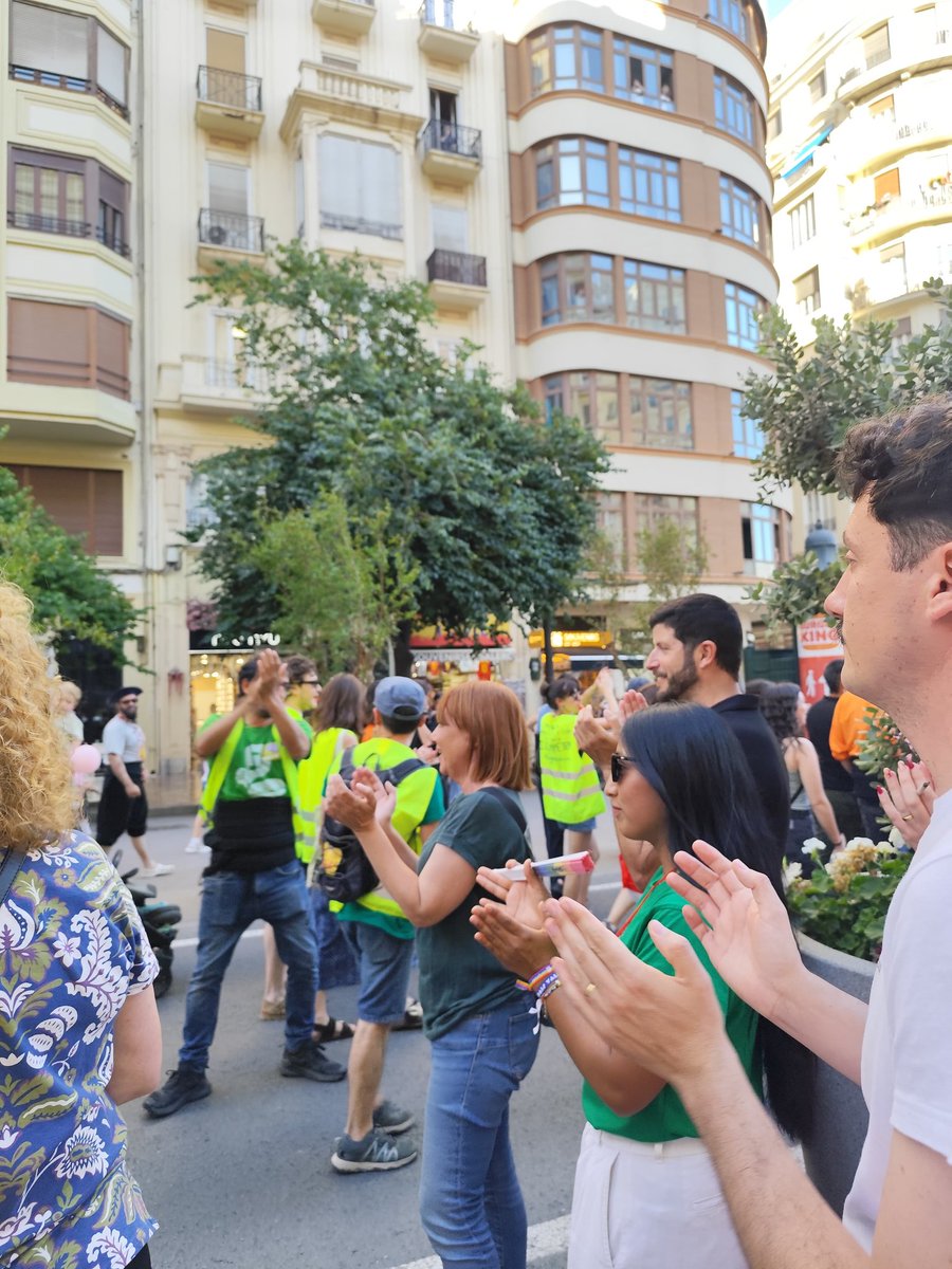 compromispicass's tweet photo. Eixim als carrers per una educació pública de qualitat i en valencià!
#conselleradimissió 
#vagaeducació 
#vagaeducativa 
#educaciópública https://t.co/V5R5KZ5qB2