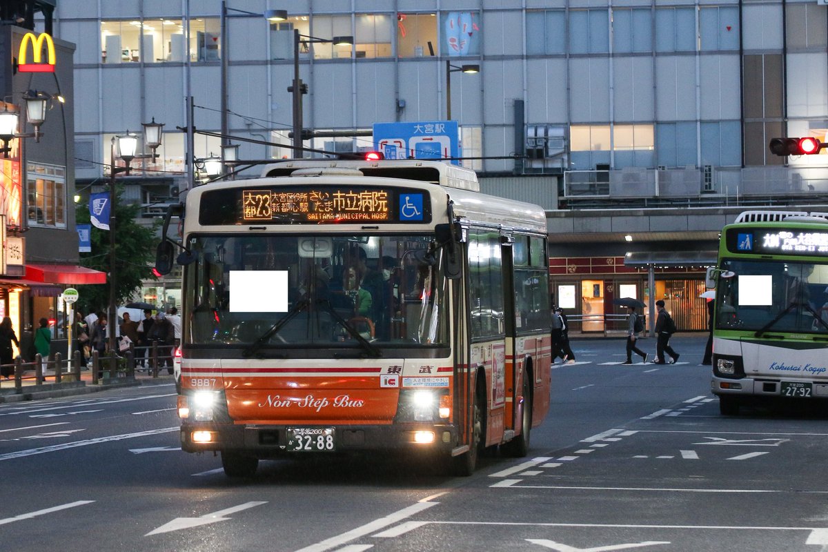 Kitaura50's tweet photo. 夜の大宮駅にて
東武バス
9887 (岩槻/PJ-KV234L1)
国際興業バス
7025 (さいたま東/QPG-LV234N3)
#東武バス #国際興業バス https://t.co/4Bk9dwYXxV