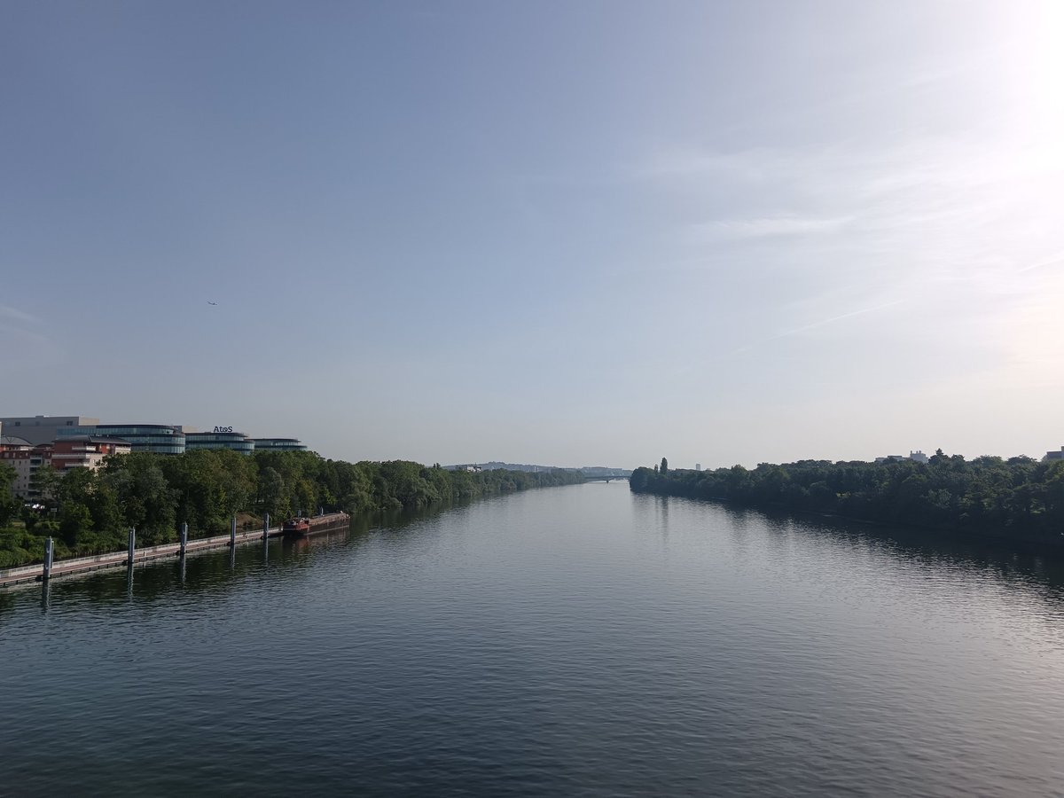 MikeCrolla's tweet photo. A very warm walk along the Seine this morning - and a Mediterranean feel to the air this evening. Spring has sprung off its coil. https://t.co/Azau0K0B6k