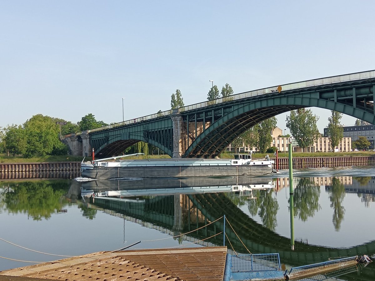 MikeCrolla's tweet photo. A very warm walk along the Seine this morning - and a Mediterranean feel to the air this evening. Spring has sprung off its coil. https://t.co/Azau0K0B6k