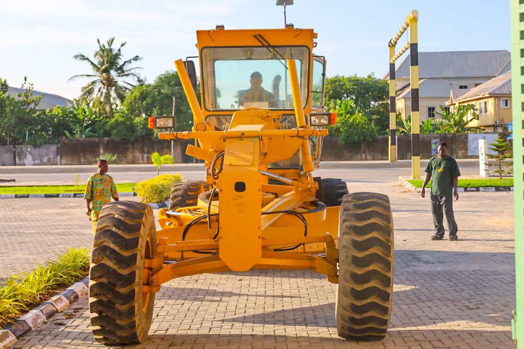 Olowajaja's tweet photo. I am pleased to announce the delivery of a brand new Waste Compactor Truck and a Motor Grader for continuous road maintenance and improved waste management services.
@Mr_JAGs @woye1 @tokunbo_wahab @followlasg @LasgMOE @Riddwane @Onsogbu @Midatlblog @Omojuwa @renoomokri https://t.co/W2CnmwvYlF