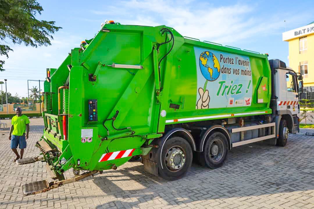 Olowajaja's tweet photo. I am pleased to announce the delivery of a brand new Waste Compactor Truck and a Motor Grader for continuous road maintenance and improved waste management services.
@Mr_JAGs @woye1 @tokunbo_wahab @followlasg @LasgMOE @Riddwane @Onsogbu @Midatlblog @Omojuwa @renoomokri https://t.co/W2CnmwvYlF
