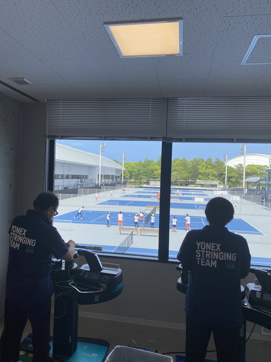 STRINGING_YONEX's tweet photo. 現在、宮崎県にて日本代表合宿が行われています！

9月に名古屋にて行われるアジア競技大会に向けての最初の合宿です！

ヨネックスはオフィシャルサプライヤーとして選手達をサポートしていきます！

頑張れ！日本代表‼️

#ソフトテニス
#YONEXSTRINGINGTEAM https://t.co/ffnr56U6f1