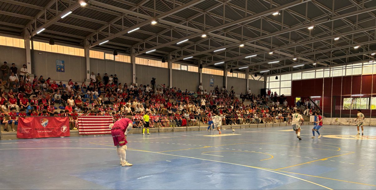 JoseLuisCerroF's tweet photo. Historica tarde en el Ugalde viviendo el ascenso del @SJDCFS14 a 2ªB , merecido ascenso que culmina la obra iniciada por @BlancBlavaDespi y que tomó impulso tras la fusión de dos entidades, enhorabuena y gracias a todos los que lo hicieron posible ❤️🤍💙 #SantJoanDespi #Futsal https://t.co/HQo7qEFoaA