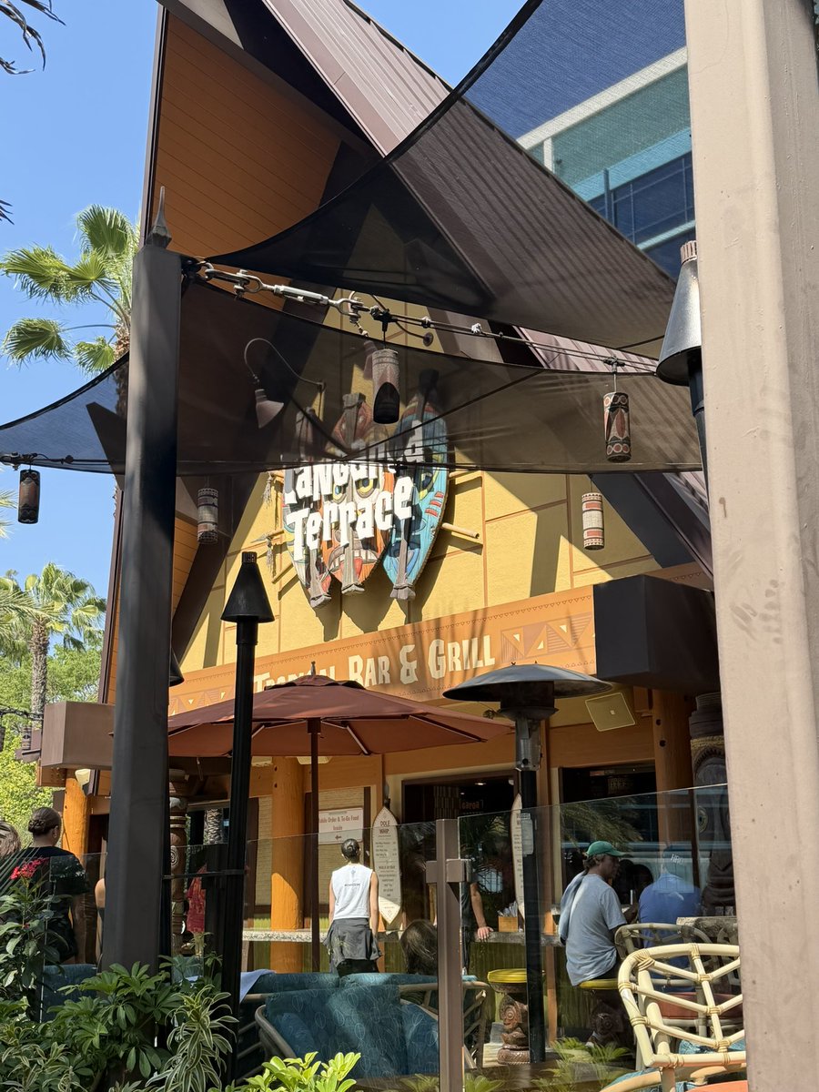 MosasaurusRoll's tweet photo. @TaterNuts_ Our trade Sam’s is closed for refurb, ordering drinks outside rn https://t.co/tJJUnHRfNm