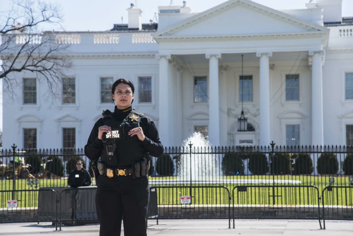 ActuCenter's tweet photo. 🔴🚨🇺🇸URGENT : De nombreux coups de feu ont été signalés aux abords de la Maison-Blanche à #Washington.

Les journalistes sur place ont été appelés à se réfugier en urgence dans une aile du bâtiment. https://t.co/kBq5pQNX5V