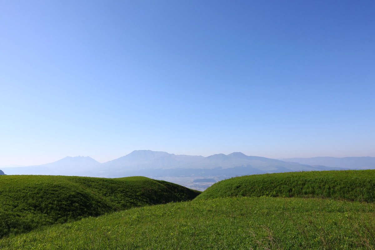 fk7_100's tweet photo. 今の季節の阿蘇は最高です⛰️
#大観峰 
#ミルクロード
 #オブシダンブルー 
#fk7 https://t.co/kkHm4JAxKn