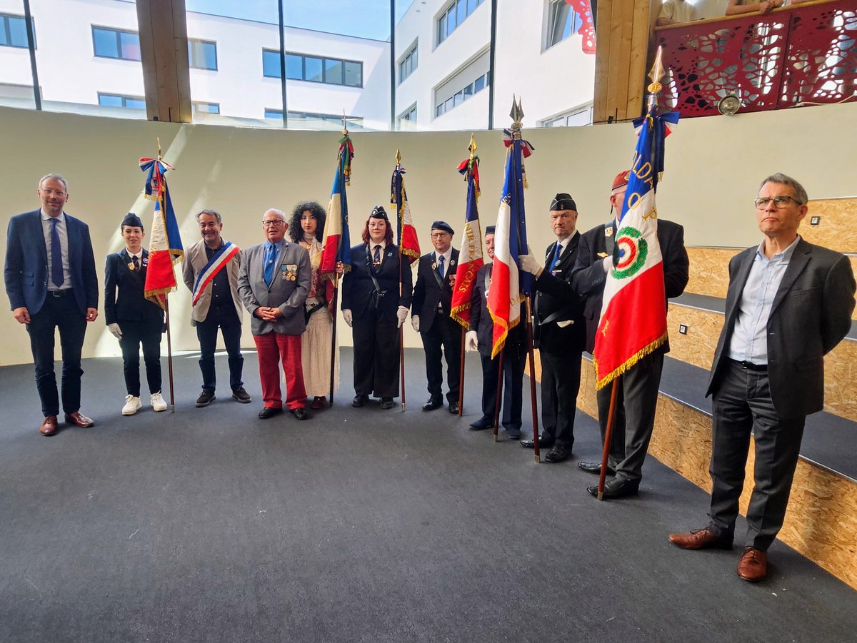 SF85_LRSY's tweet photo. Hier vendredi, Christian Tricoire, délégué général du Souvenir Français de la Vendée, a remis un drapeau du SF au lycée Saint-François d’Assise de La Roche-sur-Yon, membre de l’association mémorielle depuis maintenant trois ans. #souvenirfrancais #PaysdelaLoire #Vendée https://t.co/3aF2Tja3X2