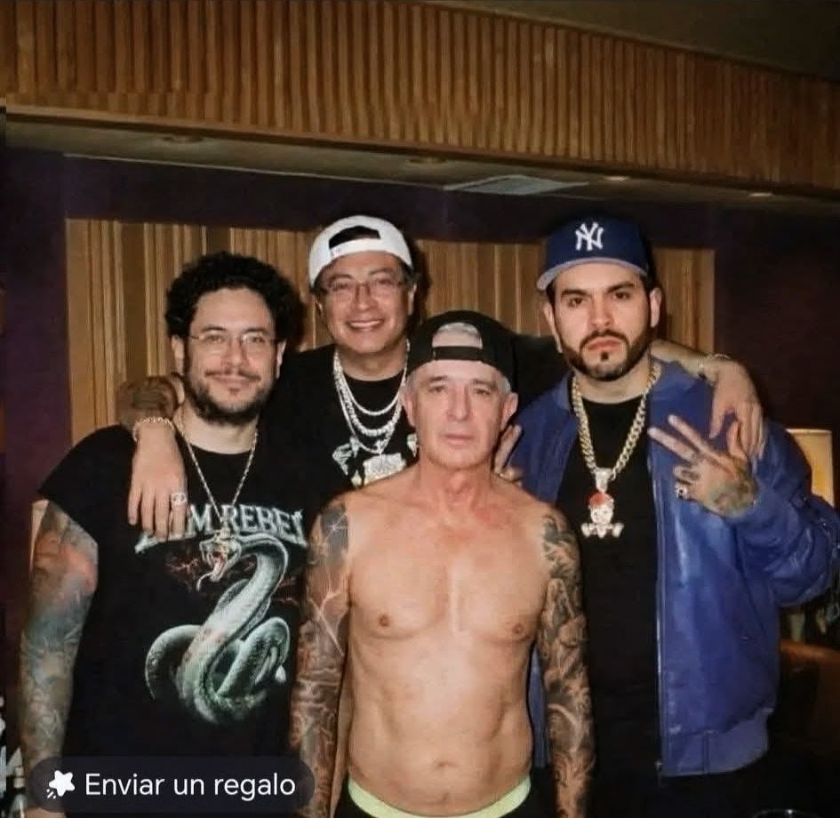 chachangomgon's tweet photo. Con ustedes losas RATEROSSS de colombia con mucho flow para venir a robarlos cada sencillo es en contra suya y cada álbum es desangrarlo a usted en sus finanzassss 🤨🤨🤨 https://t.co/jrgUcnEZxb