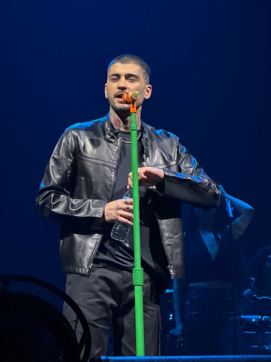 ZaynReport's tweet photo. Zayn serving looks and grace on stage during his first KONNAKOL Tour O2 Arena concert in London! 🐆⚡️

📸: obssezayned__ https://t.co/5rhVI9Iy8j