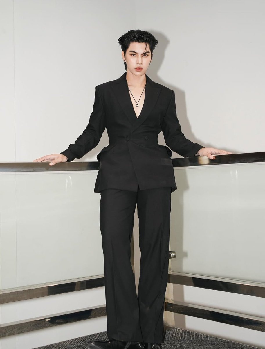 trph4i's tweet photo. Black tie https://t.co/ZIagbK3DRA