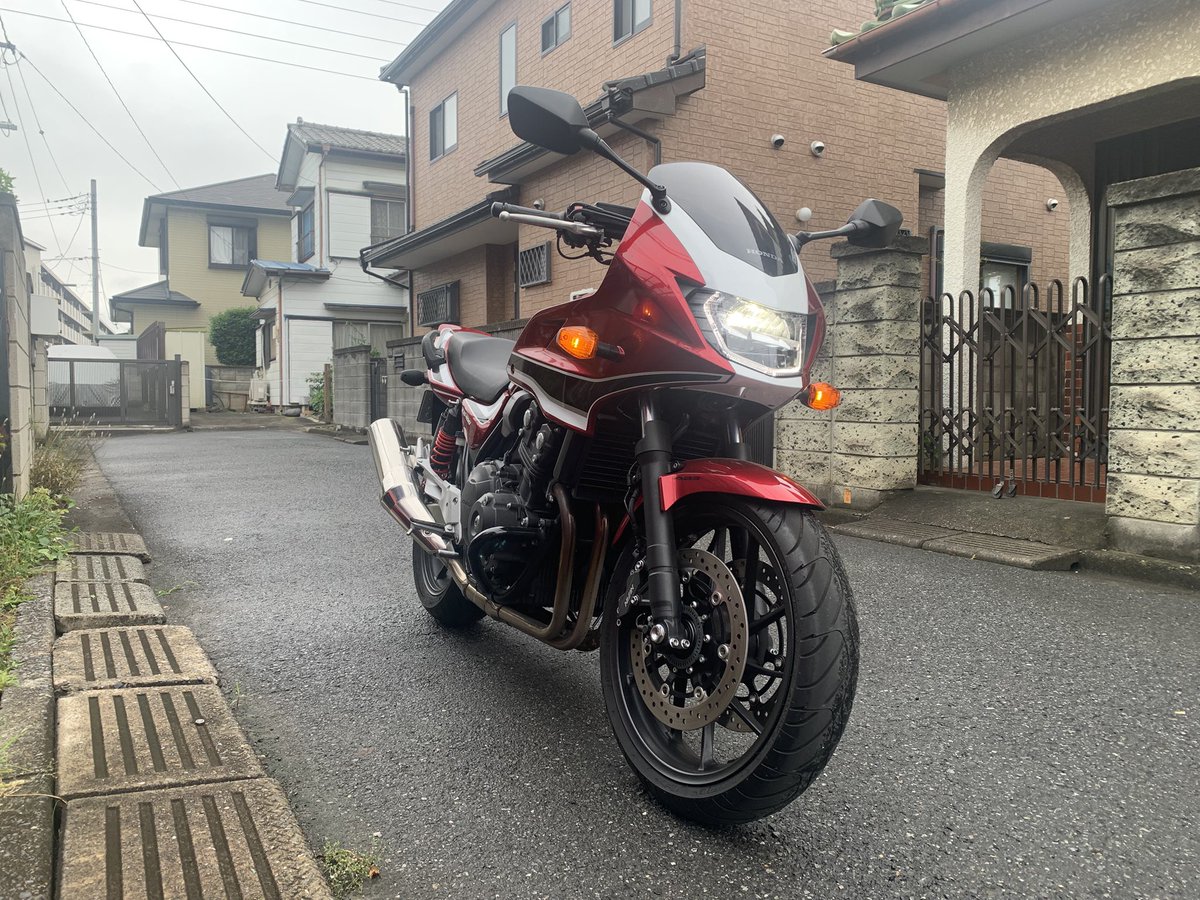 hara2001's tweet photo. 雨止んだから行って来まーす！(^O^)／
それにしても凄いマシンだ！
#CB400SB https://t.co/AuoOJ4Xwpv