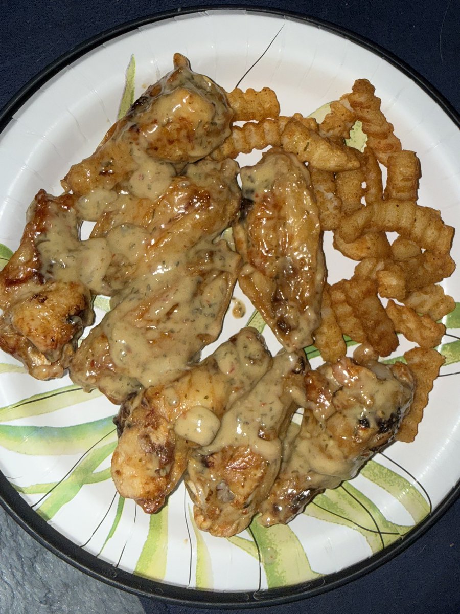 BeerNBanter's tweet photo. Been a while since I’ve posted, so here are some homemade Garlic Parm Wings and fries!
#WingIt
#DinnerIsServed https://t.co/K0Pj0JwcI1