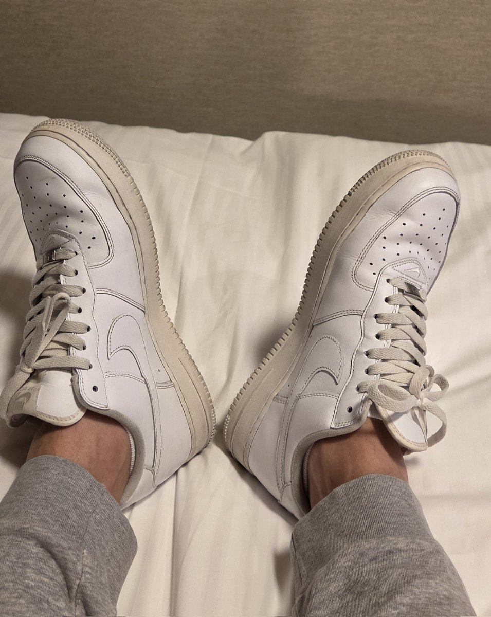sneaker_sho's tweet photo. 朝からスウェットにAF1でベッドでゴロゴロ～。左足なんか踏んだみたいで靴底汚れてるね💦 https://t.co/wormrSOMxm