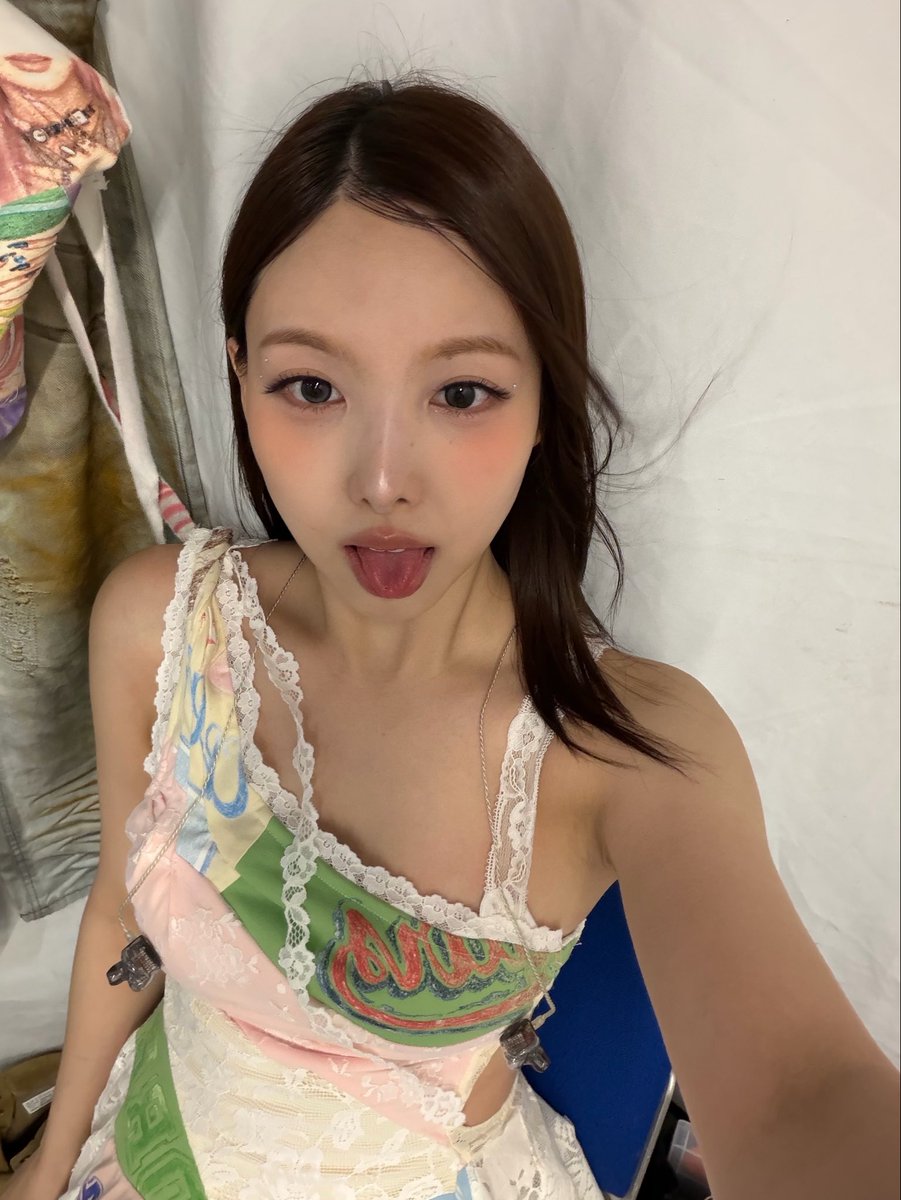 nayeon tweet media