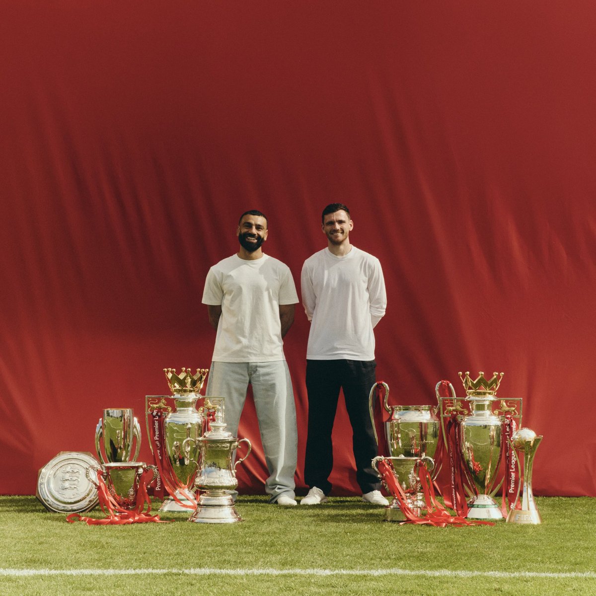 idextratime's tweet photo. 📸 Mohamed Salah dan Andy Robertson dengan trofi yang mereka menangkan selama membela Liverpool, jelang perpisahan mereka akhir pekan ini. ❤️ https://t.co/sax1x2g3iO