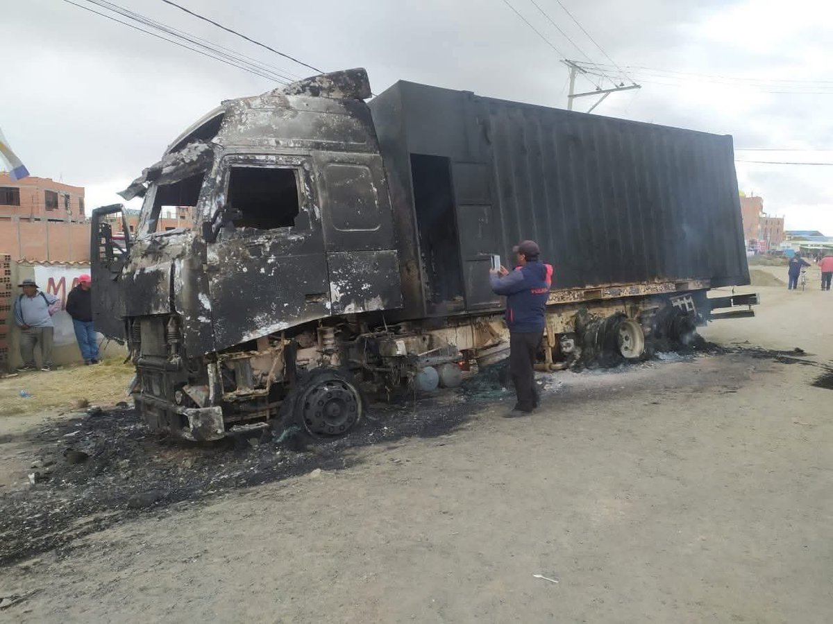 BrujulaNoticias's tweet photo. Un camión militar fue incendiado durante los enfrentamientos en el operativo del Corredor Humanitario “Banderas Blancas” en la ruta La Paz-Oruro, en medio de las tareas de desbloqueo. 📹RRSS https://t.co/93wm1kEw5V