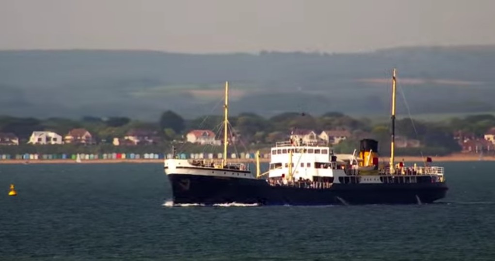 ColinMBaxter's tweet photo. Nice to see @NatHistShips @Shieldhall  out in the #Solent this evening https://t.co/1cpggfrRIR