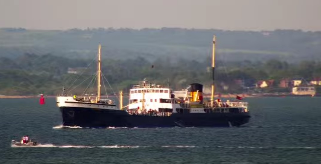 ColinMBaxter's tweet photo. Nice to see @NatHistShips @Shieldhall  out in the #Solent this evening https://t.co/1cpggfrRIR