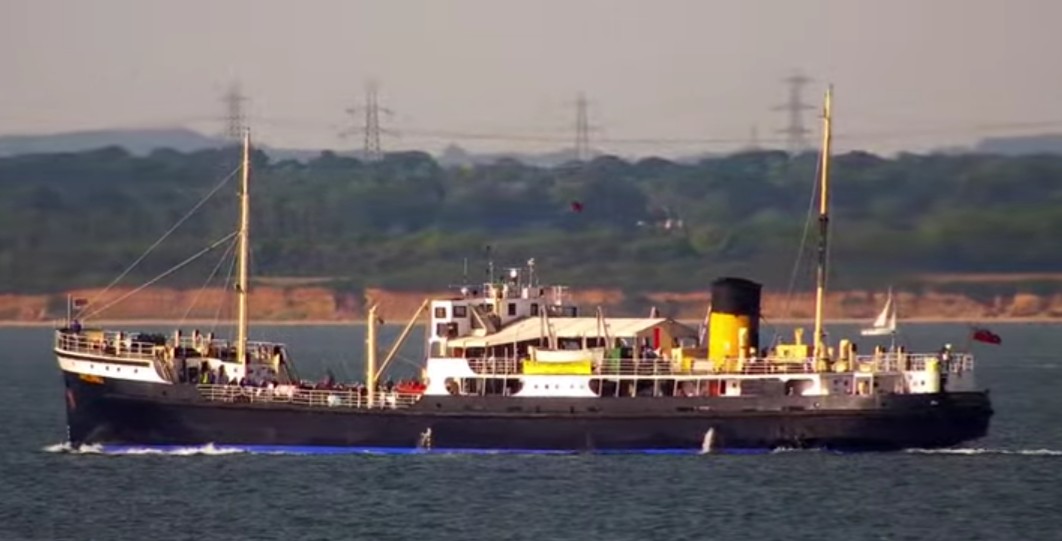 ColinMBaxter's tweet photo. Nice to see @NatHistShips @Shieldhall  out in the #Solent this evening https://t.co/1cpggfrRIR