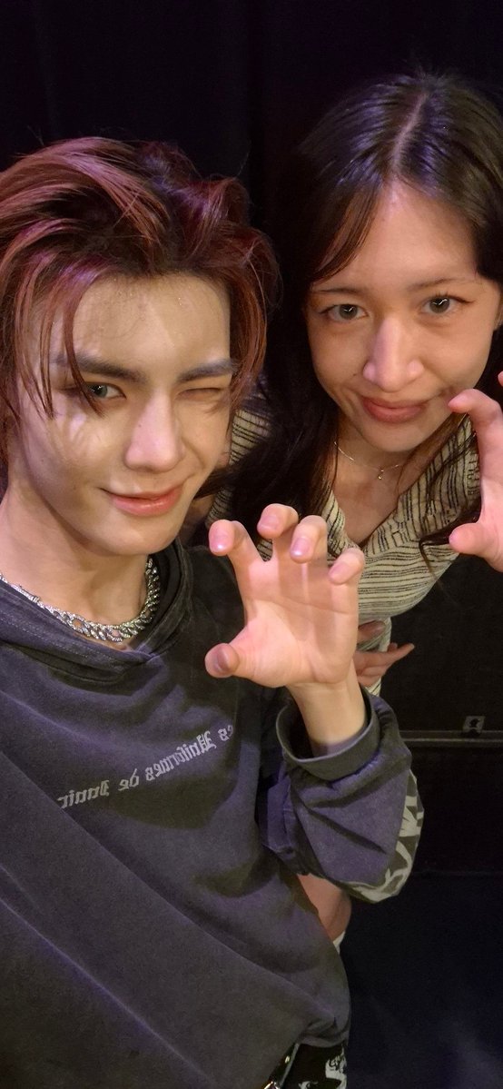 vuuvy_'s tweet photo. FAN WHERE IS THE REST OF MY HAND BRO 😥😥😥😥 https://t.co/e8XrCrQXG6