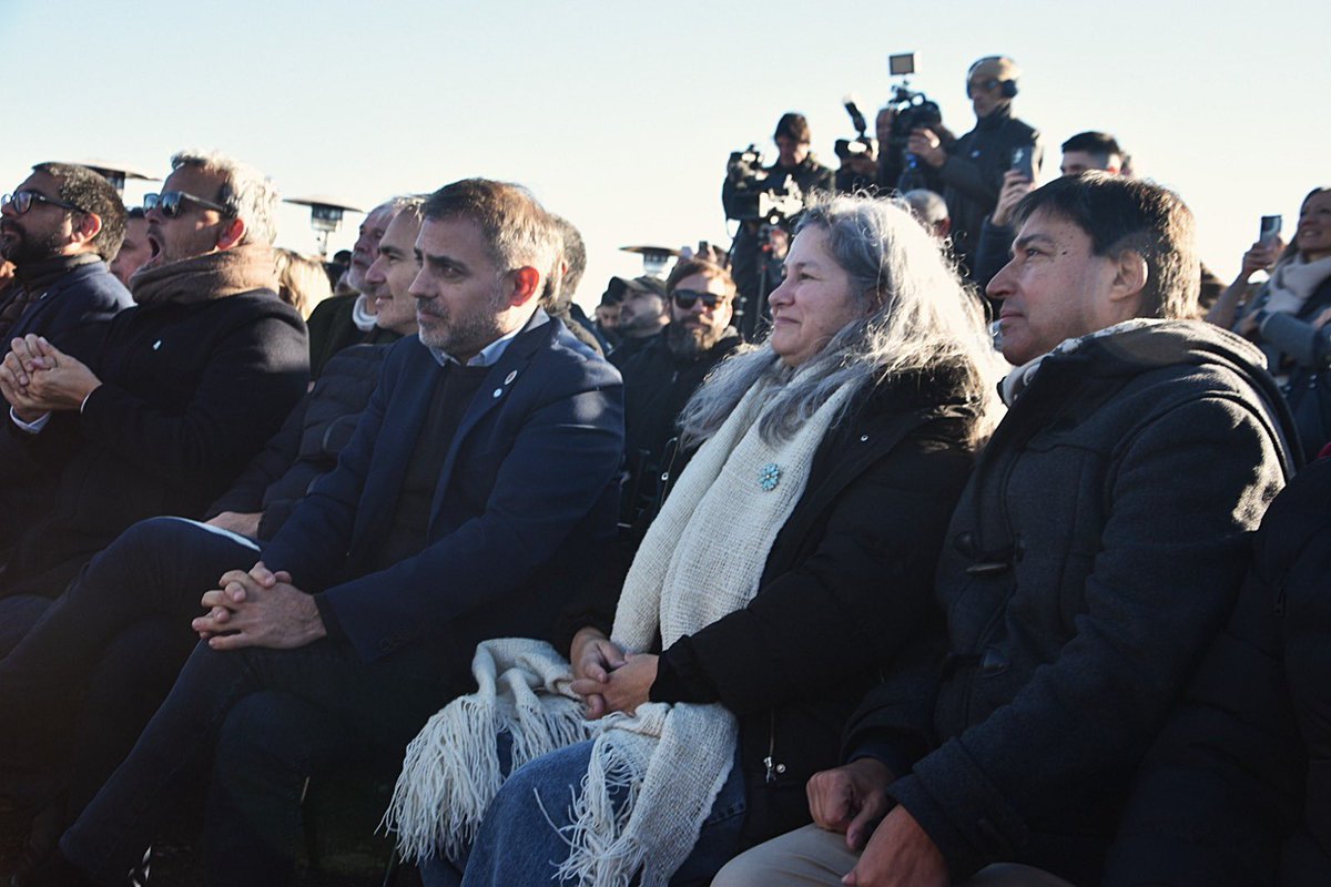 gabgodoybb's tweet photo. Compartimos una gran jornada en Tornquist, junto al gobernador @kicillofok, la intendenta @bordoniestefi y 48 familias del distrito que recibieron las llaves de su casa. También un camión para residuos separados y un tractor.

Por su parte el ministro de Gobierno @Carli_Bianco hizo entrega de 115 escrituras del programa #MiEscrituraMiCasa y de 61 computadoras del #ConectarIgualdadBonaerense a estudiantes de escuelas secundarias, técnicas y especiales.
