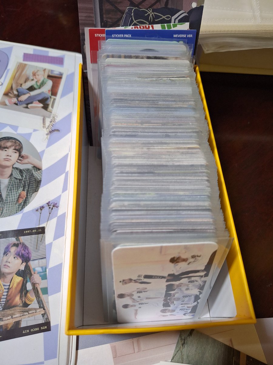 vnsletters's tweet photo. sábado de ordenar mis photocards porque no tengo un plan mejor https://t.co/CwkzEqjrv7