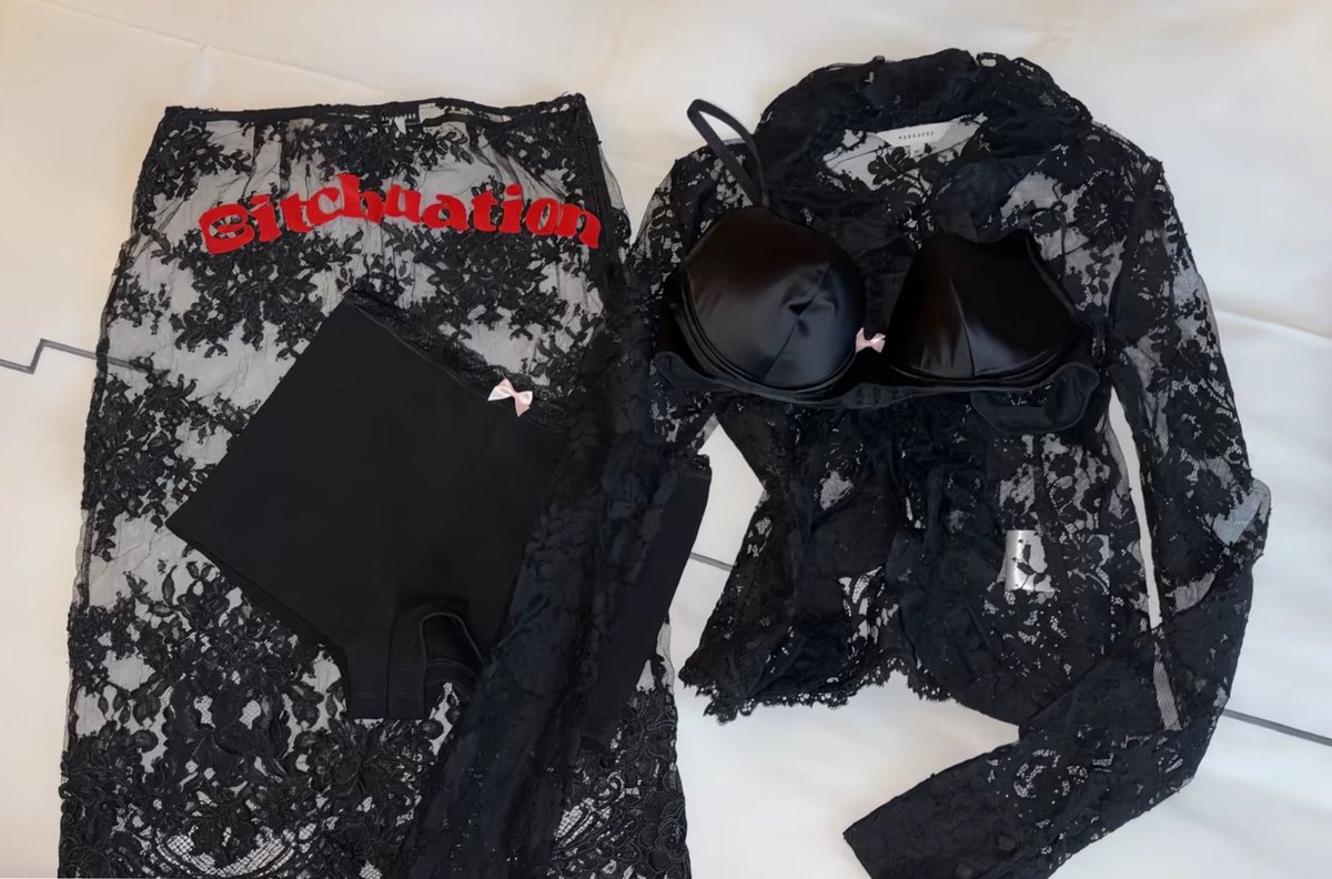 Velya_lyv's tweet photo. Ya preparándome para el debut de Nox. Estoy nerviosa. Mi stylist dice que si entra en el dresscode. Espero que si. https://t.co/6HAS28J5gN