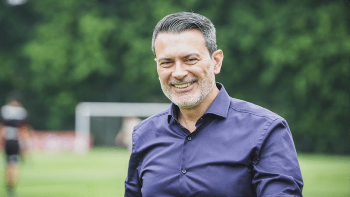 Guine_SPFC's tweet photo. “O São Paulo não tem elenco.”

Um caraleo!

Quando Crespo era o técnico, parecia até crime falar em reforços.

A dupla de glúteos flácidos (Rui Costa e Rafinha) emprestou zagueiro, criou ambiente para a saída de outros, trocou a comissão técnica, mudou a preparação física e lesionou praticamente metade do elenco.

Elenco existe, e chegou a liderar o Brasileirão.

O que não existe é competência na gestão do futebol.

#SPFC 🇾🇪