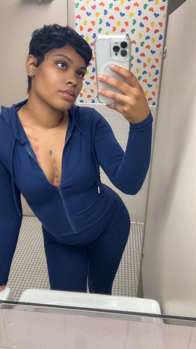 naedeon's tweet photo. All woman💙 https://t.co/FipT9hyD27