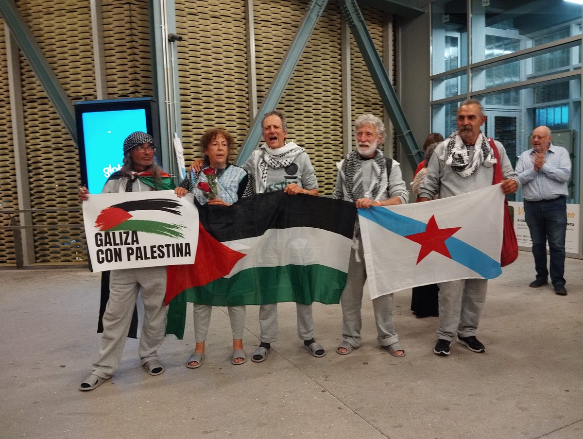 anamirandapaz's tweet photo. Benvidas a Galiza.  Sei como se sinten. Moitas grazas ás 7 persoas da Galiza Global Sumud por poñer o seu corpo contra a inxustiza, contra o xenocidio e a ocupación de Israel. A causa Palestina é dignidade. Como elas. https://t.co/36ZrHDRL4i