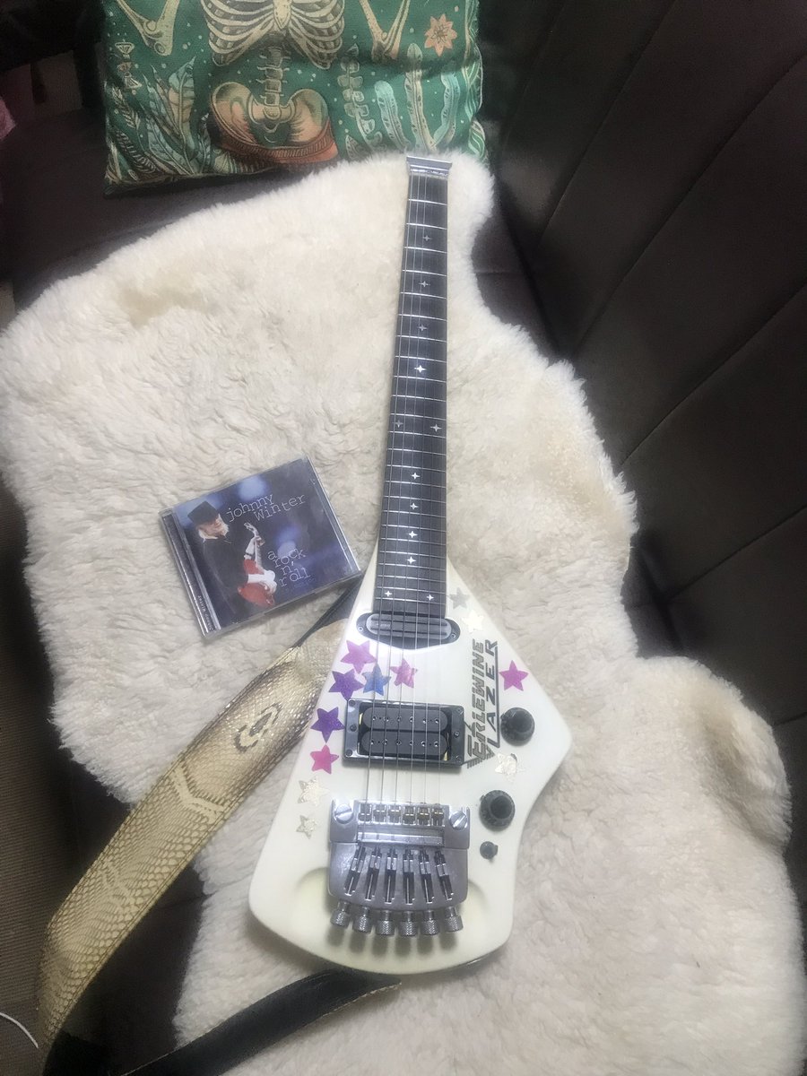 Johnny19653's tweet photo. 祝　本日開催『9th Johnny Winter Tribute Festival in Japan』Johnny愛溢れる方々と
お会い出来る事を楽しみにしております。
いつもながらの最高のステージをお届けします。
皆様、ご来場お待ちしております♪
 #johnnywinter https://t.co/H7BMVDEy8c