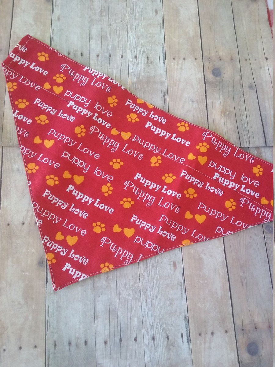 KingdomShop7's tweet photo. Valentines Dog Bandana, medium or small size, red puppy love fabric, Over the Collar, Reversible Bandana, Gift ideas, Dog Lover gift https://t.co/PrwQ5U4aao #KingdomWorkshop #Handmadegifts #handcrafted #Easter #giftsunder10 #Artisancrafted #PawPrint https://t.co/k1drD5oKGT