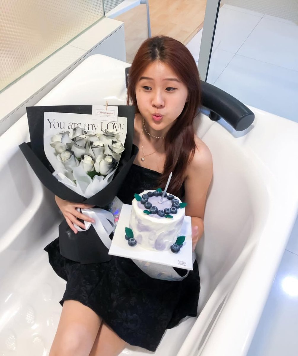 Hannahtanteoh's tweet photo. Her friend ZhiChing also needs some attention everyone 🤤 https://t.co/ZXAnpSjSpQ