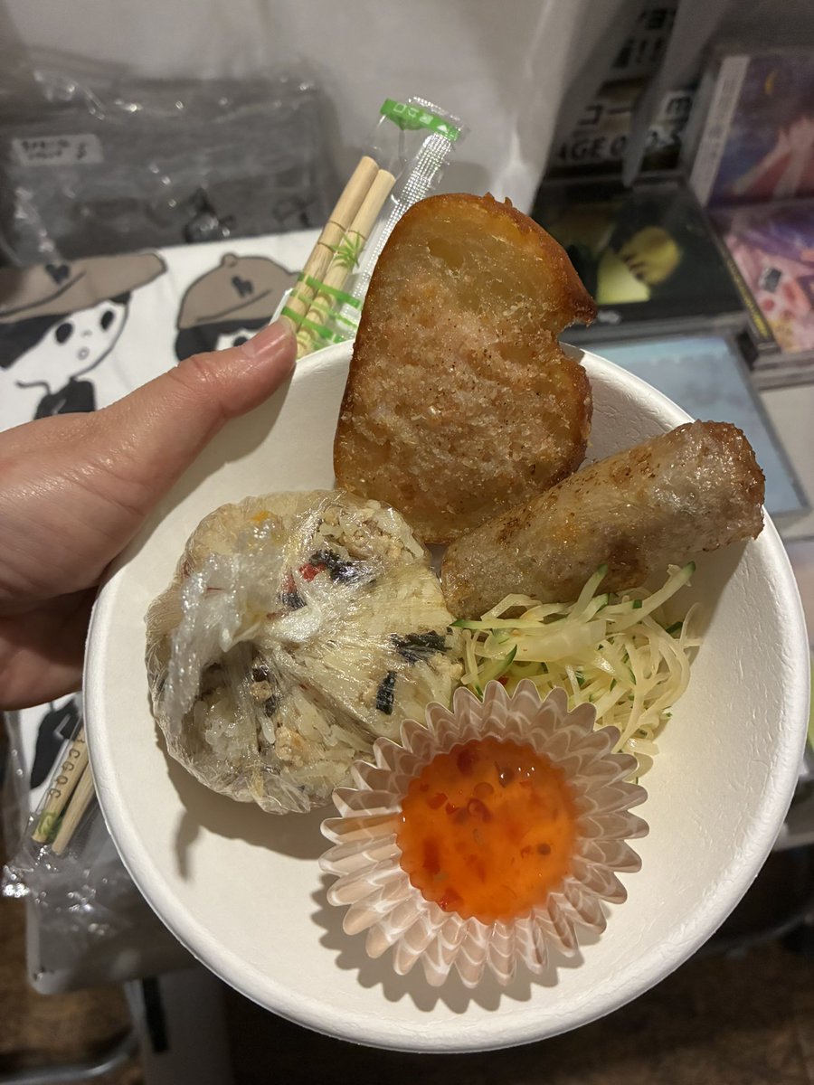 itosachiko's tweet photo. 昨晩はモルタルにお越しいただきありがとうございました。
来てくれた人たちそれぞれの気持ちが全部嬉しくて、歌で返す！という気持ちでいっぱいでした！えのくんのギターもカッコよかった！！farm eienのごはんもありがとう！
打ち上げまで全部最高でした。
また、みんなで集まりましょう🥰 https://t.co/Ezi4N1lXOi
