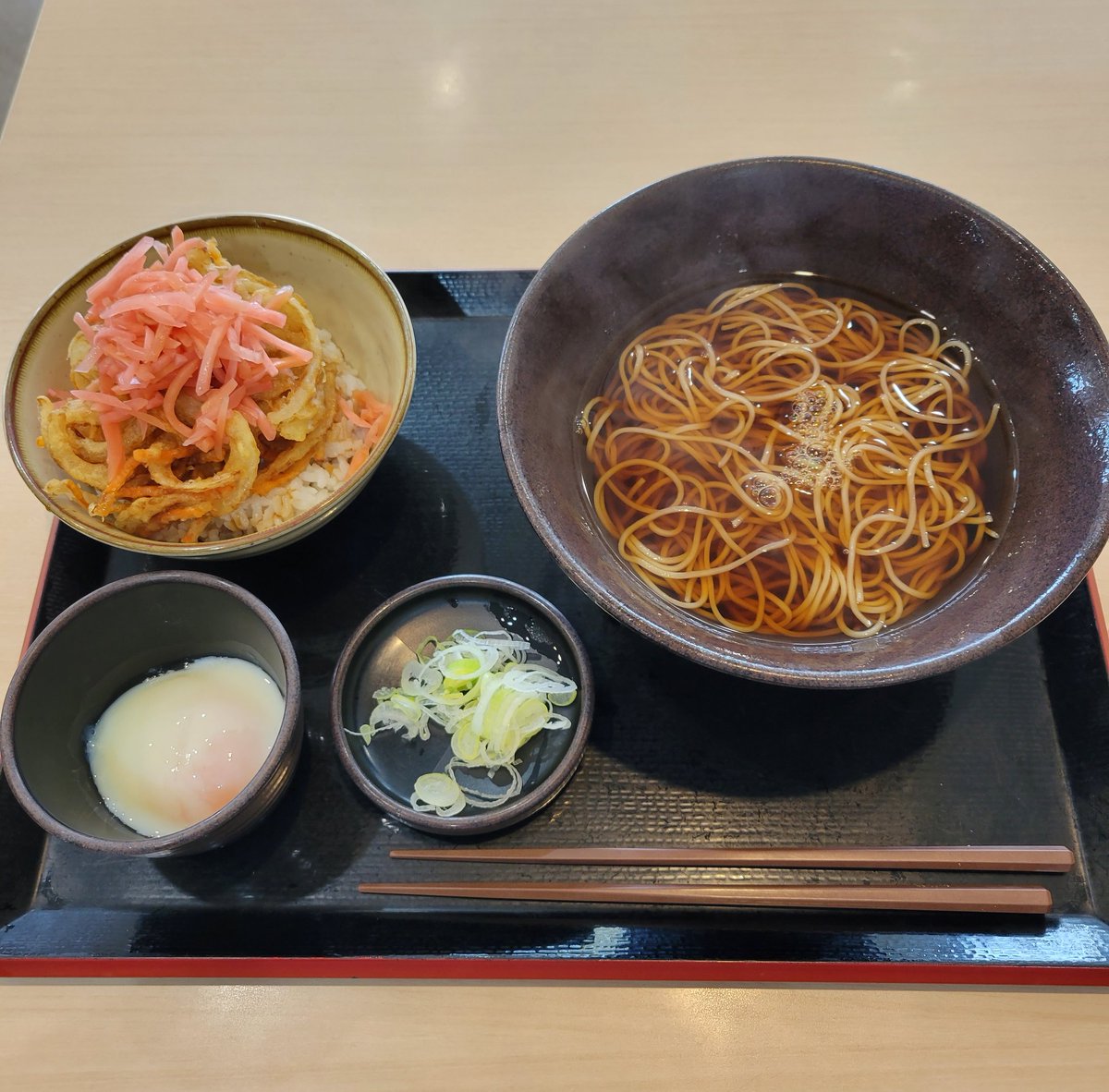 本日のゆで太郎 朝セット(野菜かき揚げ丼)500円温泉玉子はクーポン券