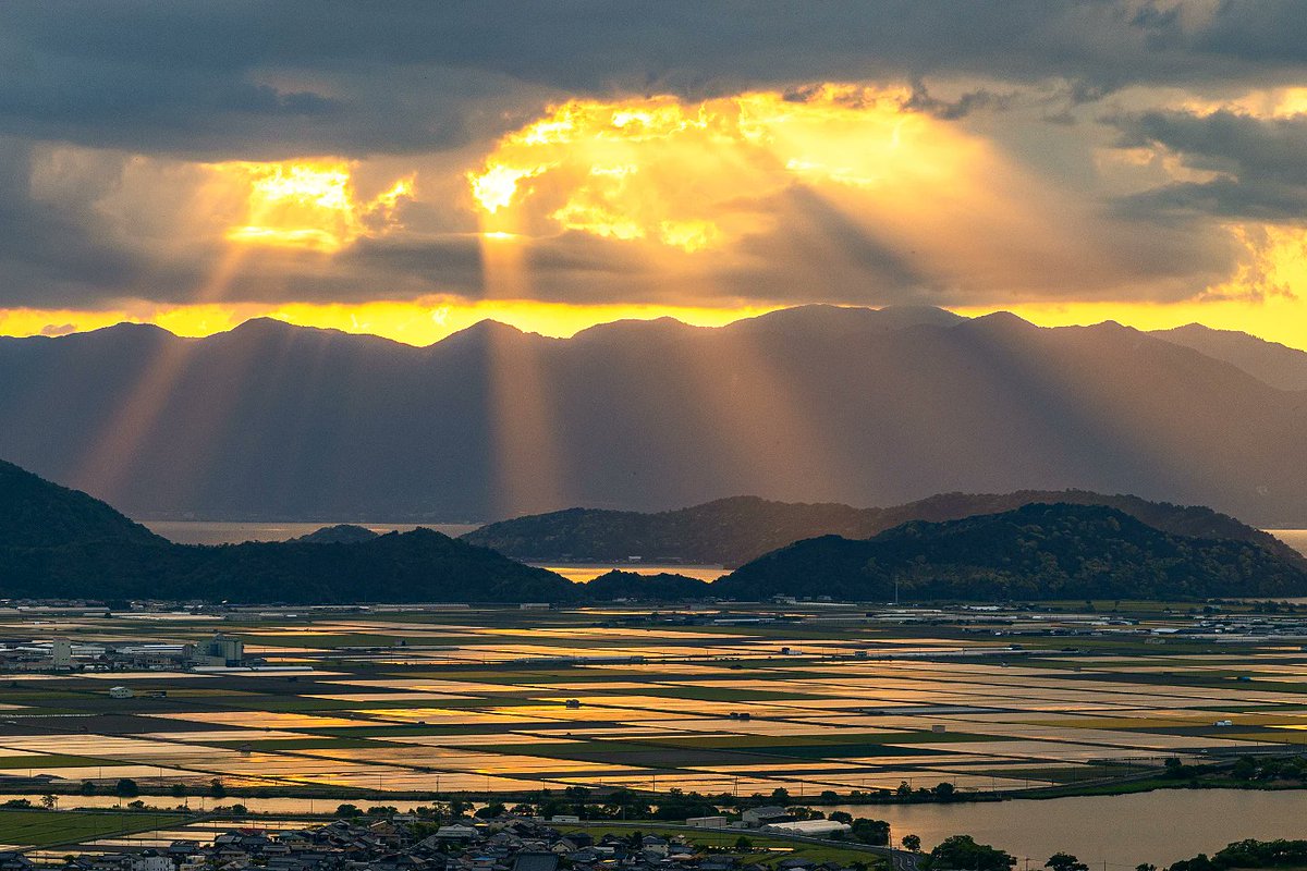 shigatoco's tweet photo. 田んぼに注ぐ光の梯子

Photo by c.f_mahsa

Location：猪子山眺望（滋賀県東近江市猪子町）
Date：2026.05.11

この投稿は、Instagramでの投稿をXでリポストしています！
滋賀の魅力的な風景は、しがトコInstagramもチェックしてみてね。 https://t.co/SkuuJ0u06m