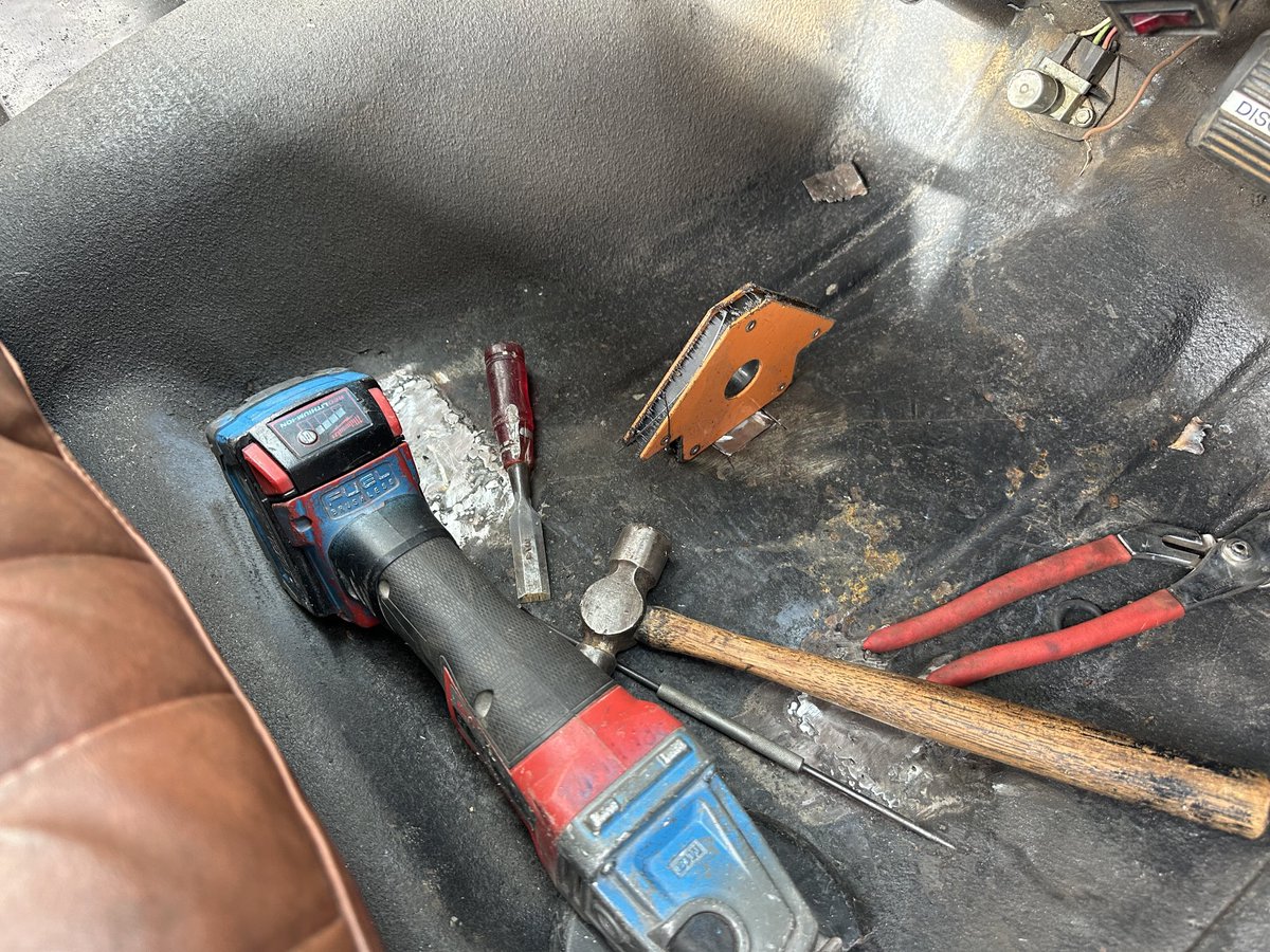 ScullyDamien's tweet photo. More Valiant Ute stuff yesterday.
Rust repairs, fuel tank and radiator back both being overhauled so I slotted the radiator back in with some new hoses and have the tank a fresh coat of black and it’s ready to go back in as well. 
💪🔥🇦🇺
#carstuff #backyardmechanic https://t.co/oKbcbOvAAx