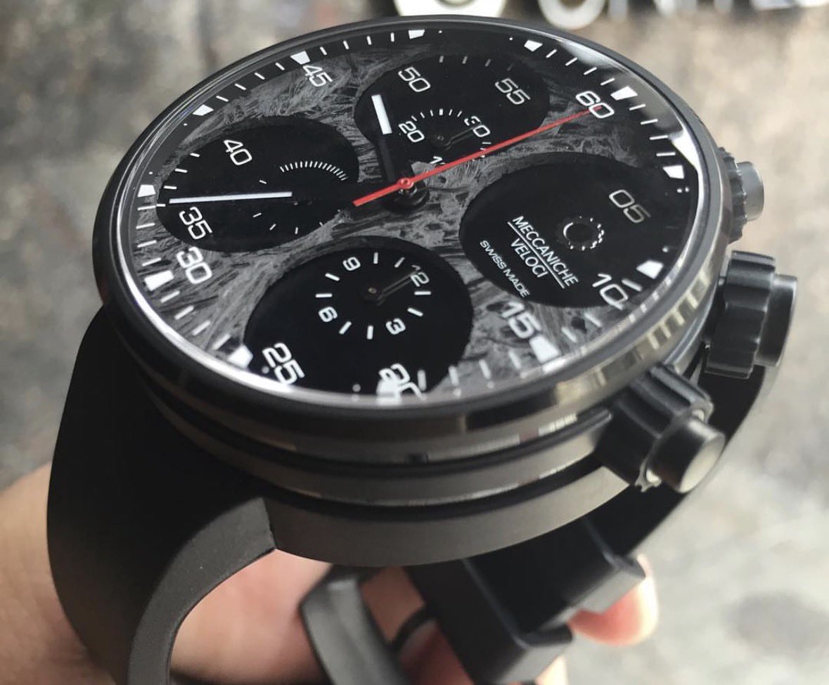 lsd_watch's tweet photo. 本日もインパクトある攻めたメカニケ・ヴェローチ。
ダイヤルにはイタリアの高級ブレーキパッドメーカー「Brembo/ブレンボ」を使用しています。
独特なカーボンデザインは、それぞれのモデルが"柄違い"となりオンリーワンをお楽しみ頂けます。 https://t.co/6y4syc6Erp